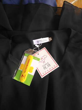 这件衣服对于手臂粗的妹子来说简直就是福音，款式也蛮洋气的。只是我觉得颜色太少只有黑白两色可以选，如果还有其他的颜色比如说淡蓝色或者是小碎花的我肯定还会买。