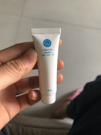 这款小白瓶已经是第二次买了，提亮效果很好，价格也实惠，很满意