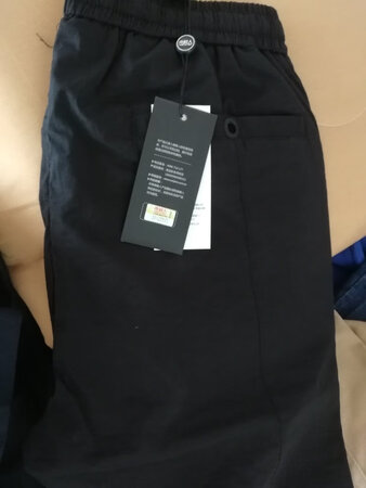 裤子质量还不错，摸起来手感很好，穿着也舒服！