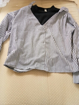 衣服非常漂亮，穿着也特别合身，颜色没有色差哦，穿着也挺舒服的。