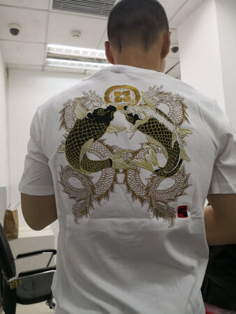 衣服样子尚可，可穿在我身上的效果感觉差，尤其是后背的刺绣8太大了，没有退货的习惯，收了吧。