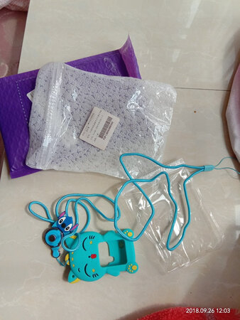 京东快递速度很满意，卖家态度也很好，贴膜和工具忘发了，和卖家沟通一下爽快的补发了，好评，推荐购买