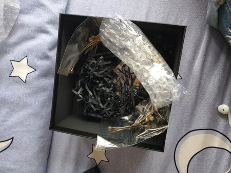 啊啊啊啊，超级好看的，还有客服、物流都一级棒。点赞点赞，同学生日的时候给她戴上，肯定超级好看的。不要犹豫，快下单吧，绝不会后悔的哦！！！
昨天买的，今天就到了，为物流点赞啊。