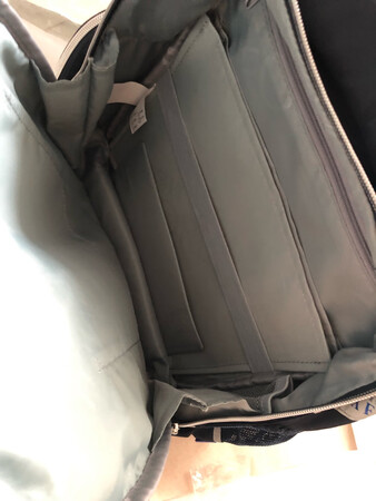 非常满意，大小适中，分格很细致，书包样子又不花哨，不会让孩子转移注意力。颜色也很耐脏。
自重比介绍的还要略轻一点、称了一下大概700g。反光条设计很安全，人性化。书包有两个横向扣，一个是书包带连起来、一个腰部还有一条可以扣起来，感觉非常牢固。孩子很喜欢！希望能坚持用过一年级！