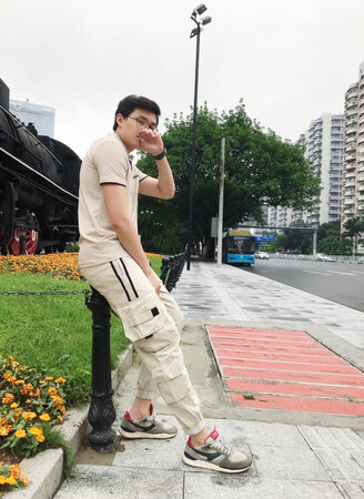 衣服质感挺好的，穿上挺舒服的，柔软顺滑。挺贴身，显身材，挺百搭的，黑色长裤，休闲裤都可以随意搭配。而且颜色挺正！无色差，挺好的。