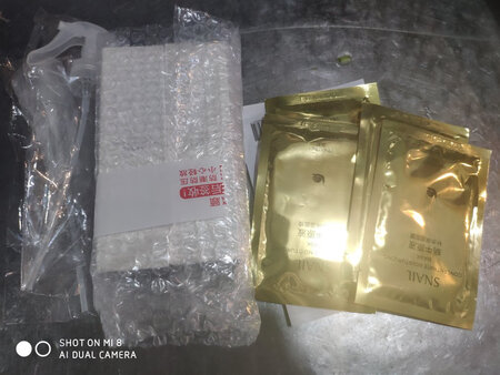 送了两个喷头，五张面膜，第二次买，用着很舒服