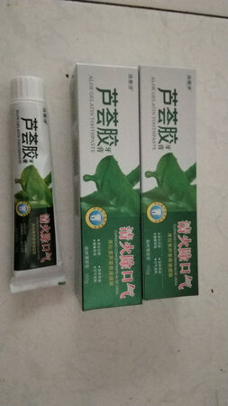 芦荟胶牙膏很好，用完之后有森林薄荷香味，自从用了这个芦荟胶，牙膏牙齿也变白了，还可以清火口腔，营养牙龈，以后都用这个芦荟胶牙膏。??