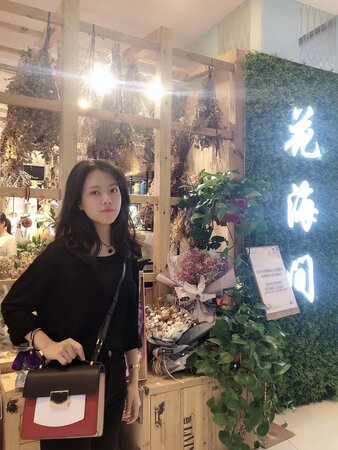 很喜欢他家的设计，这款一上新刚好有活动就马上入手了，发货和快递都很快，和期待中一样，好看，大小刚好，气质也蛮好的，真心不错！没忍住就直接背着上街了，怎么背都不错。客服服务也很棒，问问题回复很快，期待下一个新款。