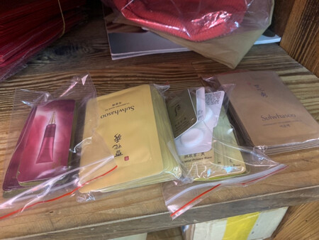 同事说这款去黄效果好，试试吧。中药味，不知道是不是正品，用着不过敏，效果暂时还看不出来的。