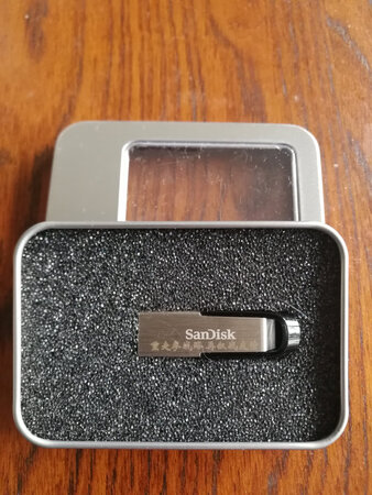 送货速度快。拍品小巧精致，很有质感，配套很贴心。客服很耐心介绍拍品详情。