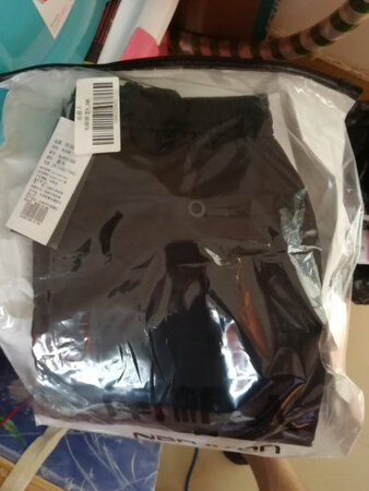 裤子质量还不错，摸起来手感很好，穿着也舒服！