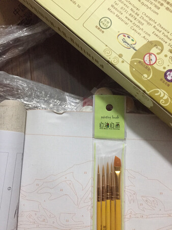 包装简陋，只是拿保鲜膜裹了几层，结果盒子压伤，画布也弄出褶皱。商品本身还是很好的，根据画的难易附送相应数量规格的画笔。已经买过好几副了。虽然比别家贵些，但物有所值。搞活动时买的，到手几乎半价！
