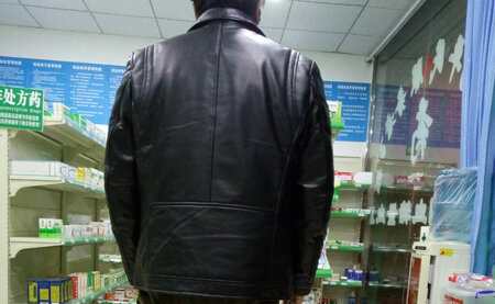 确实是真牛皮的衣服，皮质柔软，质量不错。
