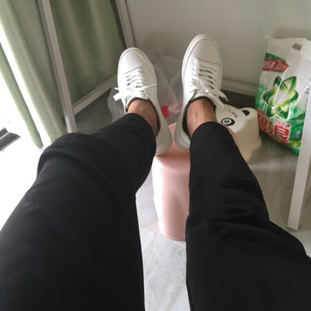 货收到了，物流很快，材质很不错，穿上脚很舒服，不捂脚做工精致，版型和美观，鞋底防滑耐磨，非常满意