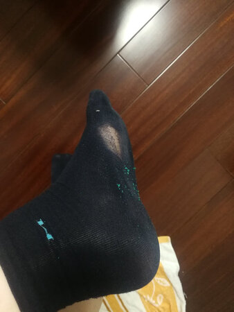 大家可以帮忙看看，这是质量问题还是人为穿着问题，还是鞋子质量问题磨出来的。