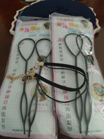 因之前买过小皮筋(有黑有棕有彩色)，这次只买了黑色一粗一细，很合我意，赠品变成了盘辫工具，我喜欢。
