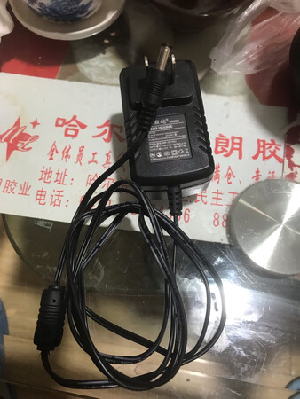 这款充电器是正品收到后就用了，厂家送货速度快，快递员小哥服务态度又好，我给他们点个赞