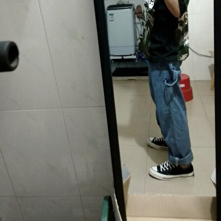 洗后没有褪色，穿起来特别帅气，也很百搭，价格特别实惠很OK。
