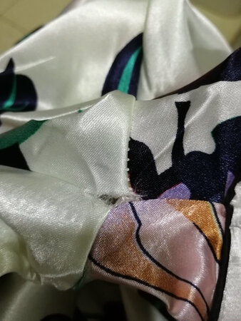 衣服收到了，质量不错，就是有一个地方有点残，退货了，