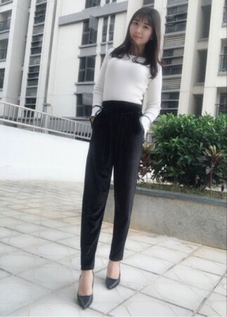 裤子收到了 效果还是可以的 面料摸上去非常的好 穿起来真心 还是不错的 料子很舒服 做工挺精细的 穿起来也挺有型的 也是非常百搭呢