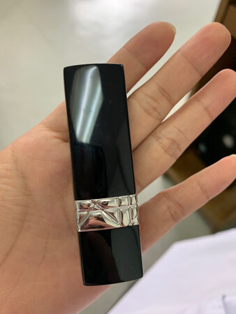 口红?很美，正品，很喜欢的一个颜色，粉粉的，有了999，520也很美，下次继续来买，客服态度很棒滴