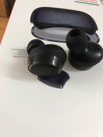 耳机用了一段时间后 ，总体感觉良好 ，音质效果特别棒 ，带在耳朵上也十分舒服不易脱落， 使用起来非常方便 ，今天特意过来追评一下 ，大家可以参考参考