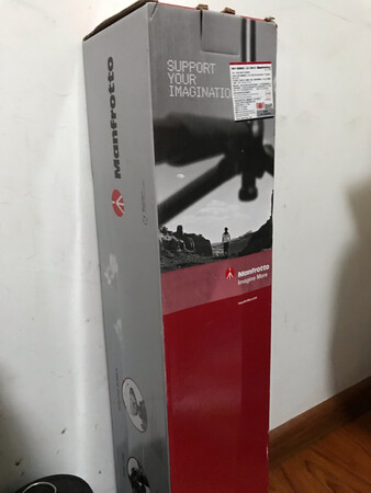 曼富图不愧是国际大品牌，性价比很高。外形设计上很讲究，该用料翔实的地方一点也不含糊，该减轻重量的地方也绝对都做到了，全身结构设计的很均匀，使用起来很方便。三脚架还是推荐买铝合金材质的，支在地上很稳固，不会影响云台的负重。