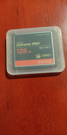 一直用这个品牌的SD卡，感觉很好，这次要买一个高速CF卡也就选择这个品牌，大牌品质肯定有保证！很意外，下了定单立马就收到商家的电话，问我买CF卡用在什么相机上，怕我买错了不好用，商家的这种负责任的态度使人感动，在此我要说一声谢谢！祝商家生意兴隆！