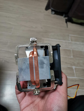 首先说一下外观：做工粗糙了一些，一开始还以为是旧的。喜欢amd主板的设计，不用安装底座。高度正好可以放进乔思伯v4机箱里面。通电后风扇静音，达到还可以理想预期，而且散热能力较好。现在就看使用寿命如何了。忘记拍照了用的超频三红海mini
