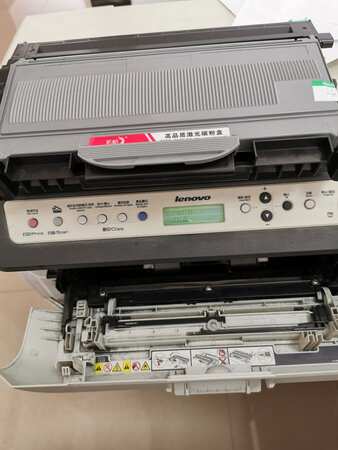 东西买回来后因为急用和忙碌，出现了一些问题也没来得及向商家反映：打印出来的纸张出现竖线条黑斑，并且某几个字迹缺漏，不知是何缘故，也不知道该怎么办。