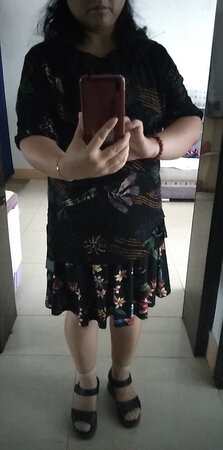 比图片上的颜色暗，但上身效果不错，面料很舒服，大小刚好，我体重一百四左右，一个加就行了，亲们参考一下码数