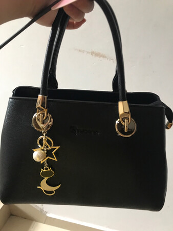 还不错吧，东西能装挺多的，感觉有点小贵