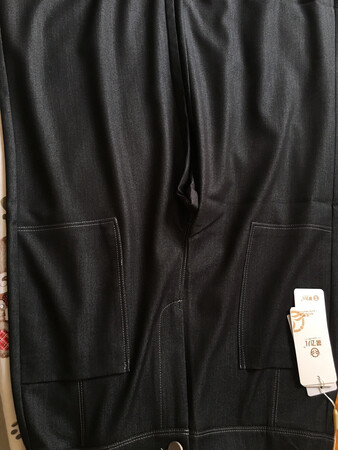 蔼飞儿店长及客服服务态度很好，诚信经营，赞！该店的裤子已多次买了，裤子很有型，设计独到，面料垂顺，做工细致，穿着美美哒，值得拥有！