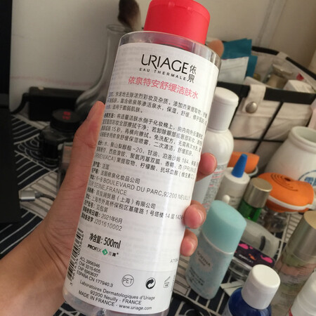 一直在纠结换什么卸妆，朋友给我推荐了依泉，温和干净，味道也是喜欢的，用完会回购，平价大瓶