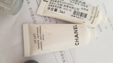 水乳的小样不但没有封口瓶子极脏，并且是里面根本就没什么产品，一百二十块钱相当于买空气啊，买东西从来不给差评，今天真是觉得太让人无法理解~本人建议不要再购买本产品~