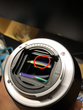 这次购物体验极差，典型的退货商品二次销售，机壳盖磨损严重 ，相机转接镜头玻璃也有明显瑕疵。差评!