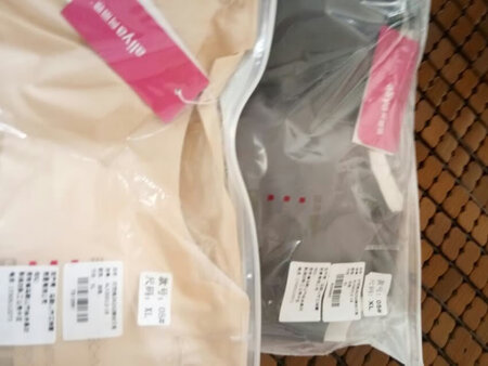 穿起来很舒适，很得心应手，物流速度很快，快递员送货上门，效率高，店家的服务态度非常和蔼可亲，我和家人都十分满意和开心，已经推荐给亲朋好友来购买了，祝福生意兴隆，万事胜意！