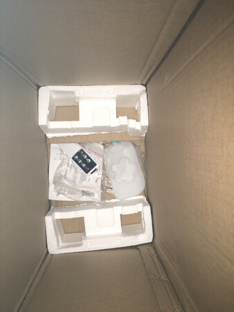 第一次收到的第一台附送的冰晶少了一个，水箱里还有一些问题，就及时打电话给京东反映情况，他们也马上响应了问题过了三天派人再送一台过来换了，这个冷风机的最大优点试用以后发现并不是在制冷的环节上，因为制冷的效果不是太明显，但是制热非常的快，感觉还是比较适合在冷天的时候作为一台取暖器使用最好……！！！！！！