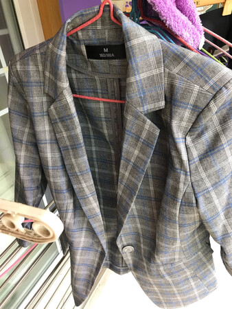 衣服很合身，质量也不错，真好这个时候穿哦