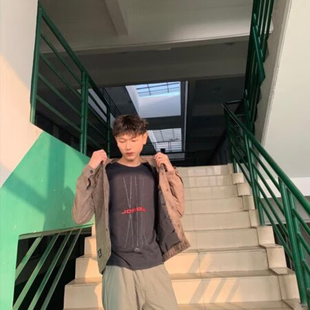 这件衣服收到啦，穿起来很帅气哦，而且没有色差，不会掉色哦，面料也很舒服很软。