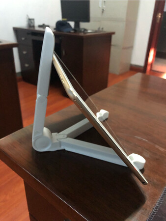 塑料的，没啥质感，不过可以脱离原先的壳子还是有换的必要