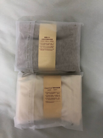 综合比较了一下，还是决定试试原装牌子，其实更想要买枕头的套子就一个感觉就不错的，这个有两层，内枕头特别薄，所以指望两用不行了，所以买了两个外枕套，外枕套比内枕套厚，不过总体还是比较薄，估计为了透气吧，跟薄秋衣差不多，味道稍微有点，放一会就好多了，价格有点贵，不过说抑菌设计不知道真假，希望价格能更加实惠就好了