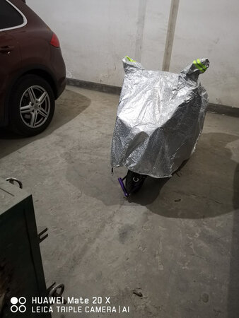 家里的地下车库水泥灰有点多，买了这个铝膜电动车衣罩，就不怕灰尘了，车衣大小适中带有夜间警示条纹，防尘防水，加厚了的铝膜材质耐拉耐扯，清洗也方便，还贴心设置了防风绳和防盗锁扣停放在户外使用时的安全性也得到了保障，京东物流配送快捷，隔天准时送达效率好评。