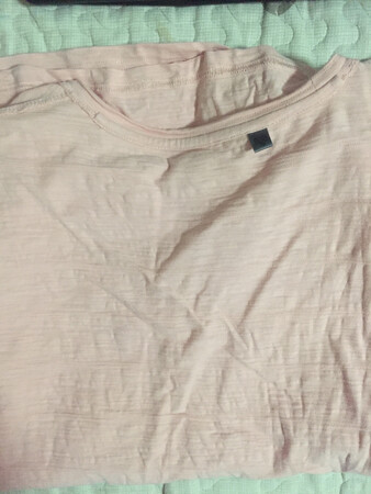 很早以前就买过红豆这个牌子的衣服，那时候还很年轻，没想到这个牌子现在还有。对这个牌子一直印象非常好，因为主要都是全棉的，穿在身上很舒服。以前的款式没那么多，现在款式多了许多，选择的空间也大了，还遇上了搞活动，一次买了四五件，给家人也添置了一些。
