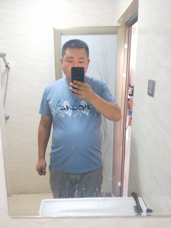 挺合身，料子摸着也不错
