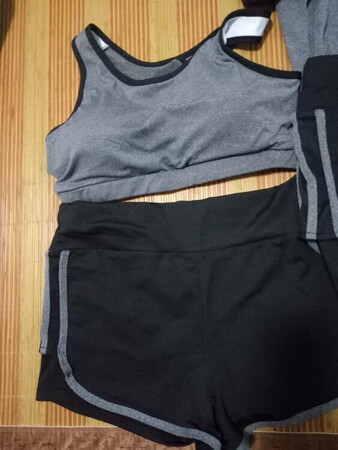 京东自营的瑜伽服，价格还算是比较实惠，质量也算是比较可以，推荐大家都可以来尝试和购买，真的挺不错的……(o^^o)