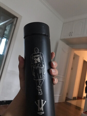 不错，喜欢这个画，水杯保温，挺好的，就是能克制我自己喜欢的字体就好了，买了两次了