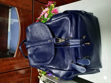 还行，但没有之前我在实体店买的做工精制，款式一样的。但之前那包确实贵些，内衬质量更好，一分钱一分货吧。