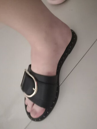本来买了打算上班穿，没想到公司就说不能上班期间穿拖鞋T.T，平时单鞋穿36穿这个正好，码数对的