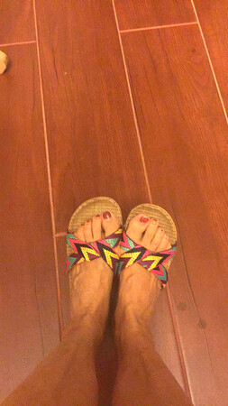 第二次购买该商品，拖鞋穿着脚很舒服，吸汗。快递也给力。